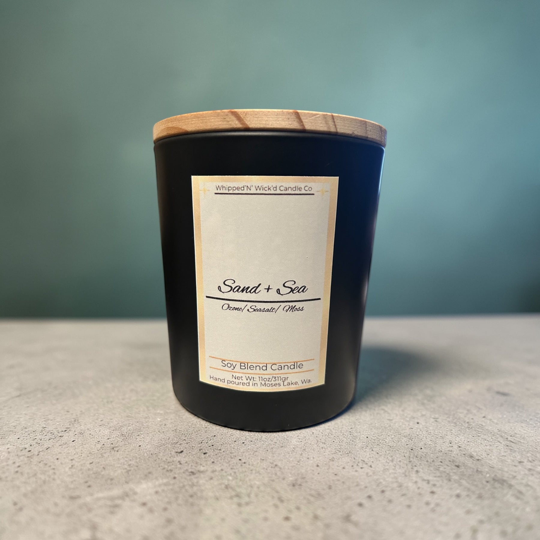 
Ozone, Linen
Middle
Eucalyptus, Sea Salt, Freesia
Base
Moss, Powder