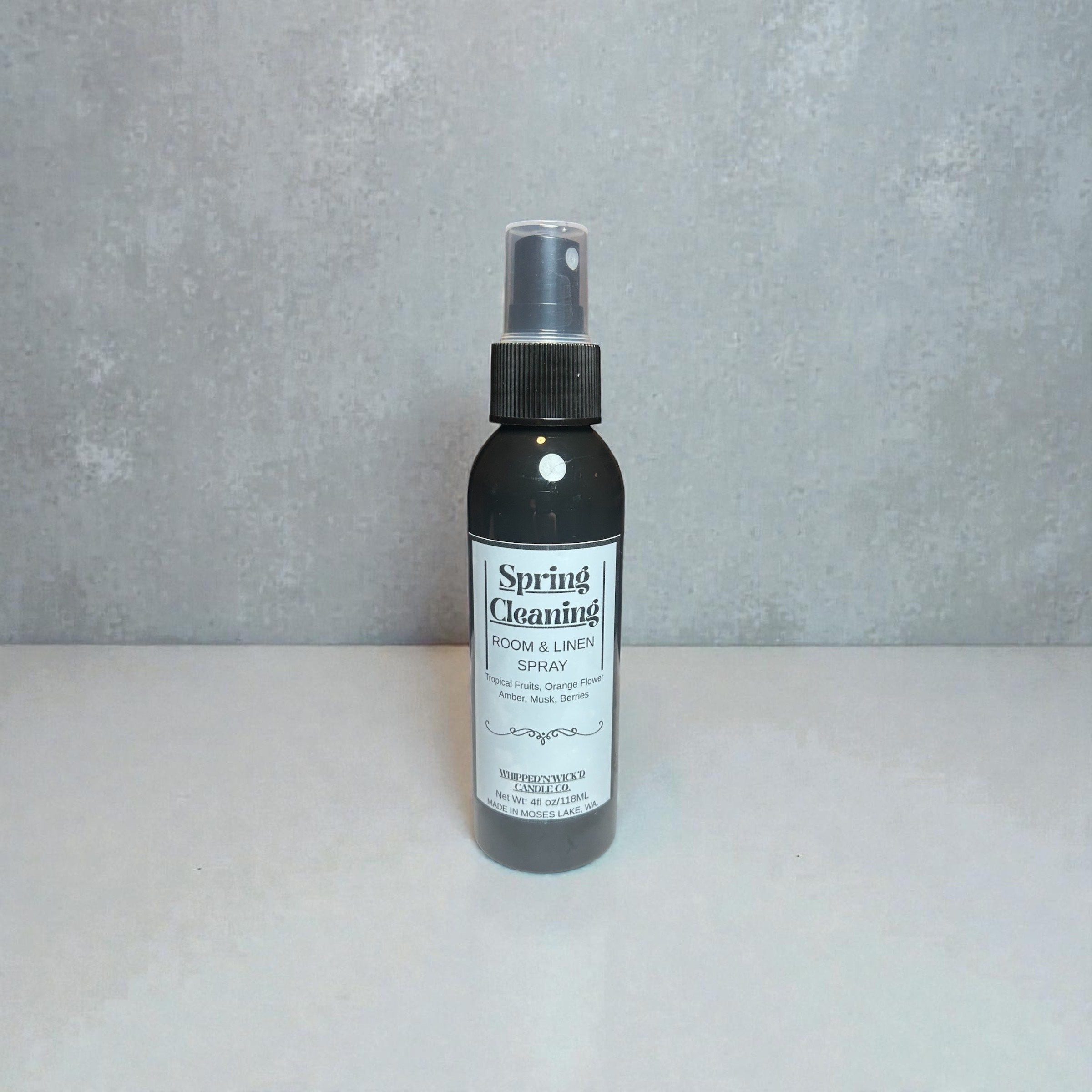 Top: Tropical fruits, Aquatics
Mid: Orange Flower, Tuberose
Dry: Amber, Musk, Berries